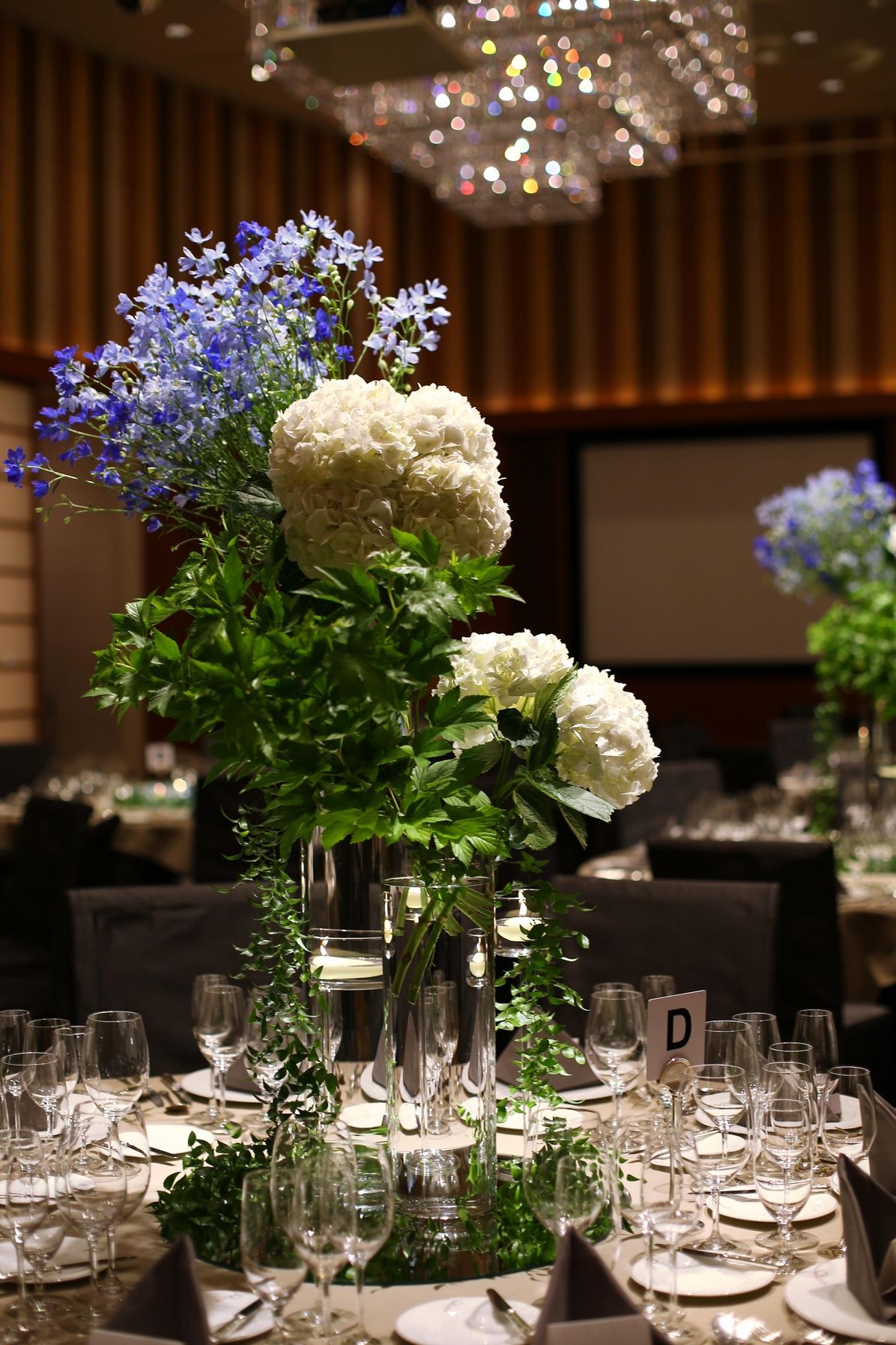 豪華絢爛 披露宴会場を彩る高さのあるテーブル装花特集 ウェディングニュース