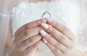 人気ブライダルネイルデザイン40選 予約や相場 ポイント大公開 結婚式準備はウェディングニュース