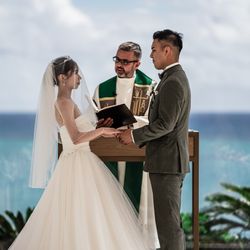 美らの教会（ザ・ギノザリゾート）で挙げたaamm_wd_さんの結婚披露宴・挙式カバー写真1枚目