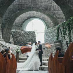 石の教会 内村鑑三記念堂で挙げたkosarigashiさんの結婚披露宴・挙式カバー写真1枚目
