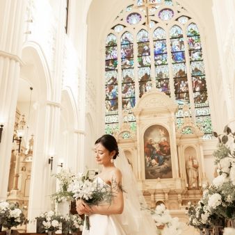 【圧巻！白亜の大聖堂】ステンドグラス輝く美空間◆憧れ花嫁体験