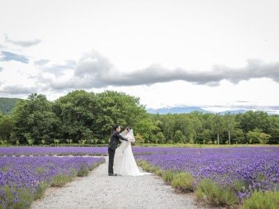 【季節限定】ハイランドふらので叶えるラベンダー結婚式！