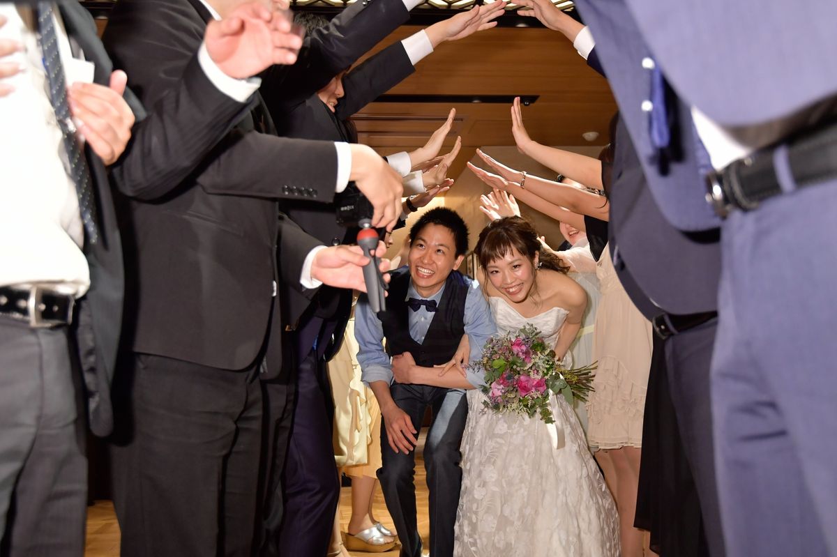 メンズ 結婚式二次会 男性ゲストの服装は 基本マナー Amp おすすめコーデはこれ 結婚式準備はウェディングニュース