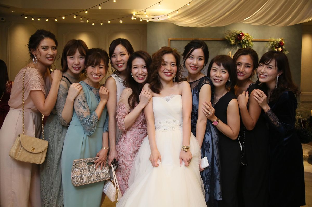 結婚式ドレスの人気色は お呼ばれドレスの色の選び方 ウェディングニュース