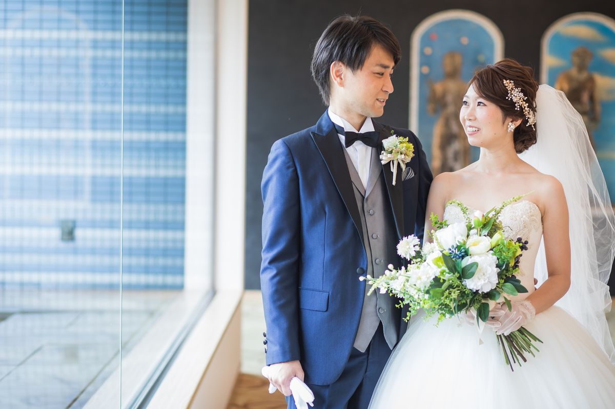 タキシードは結婚式の雰囲気に合ったものを 新郎におすすめの色やコーデを紹介 結婚式準備はウェディングニュース