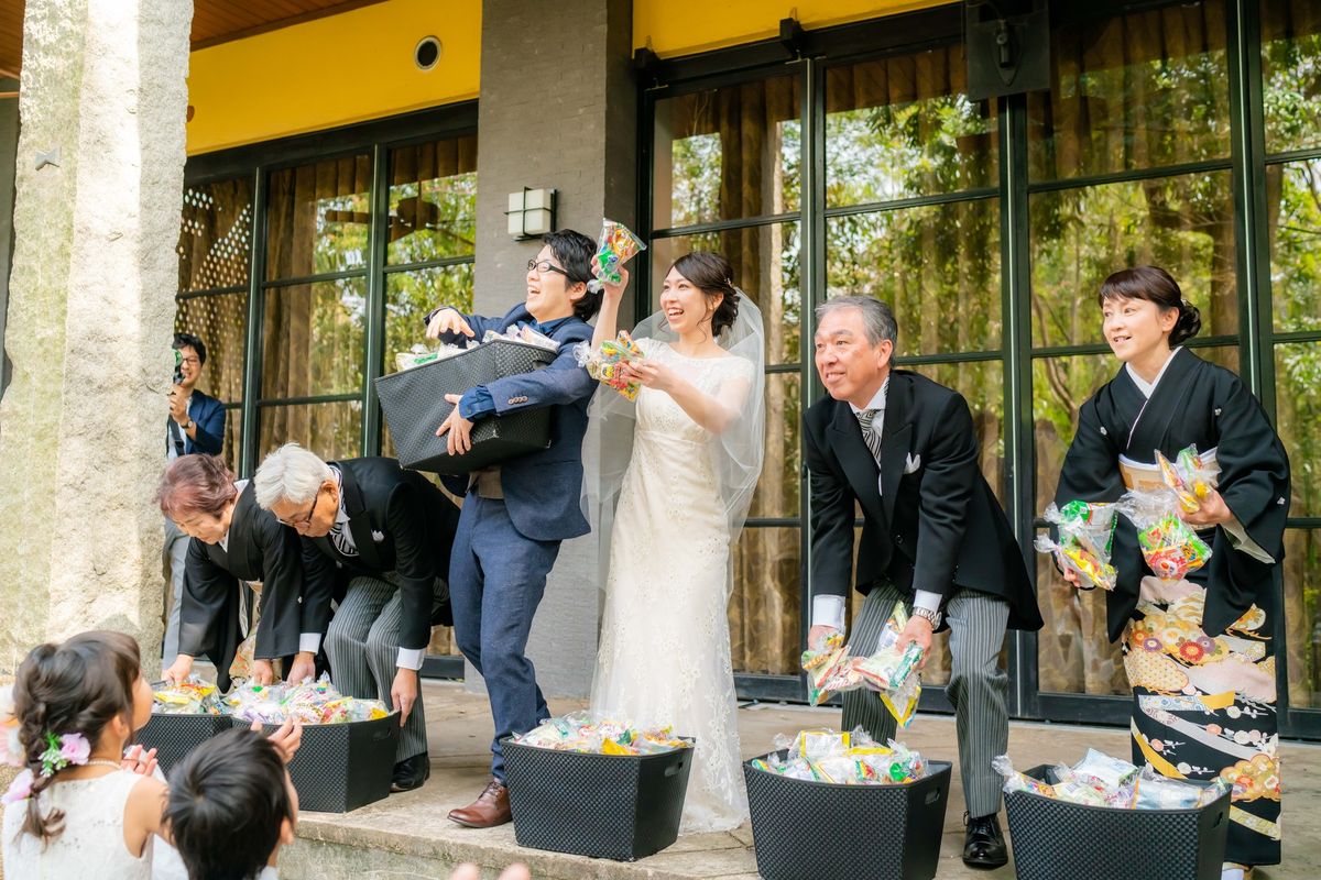 東海地方の素敵な文化 お菓子まき が結婚式の演出として人気 結婚式準備はウェディングニュース