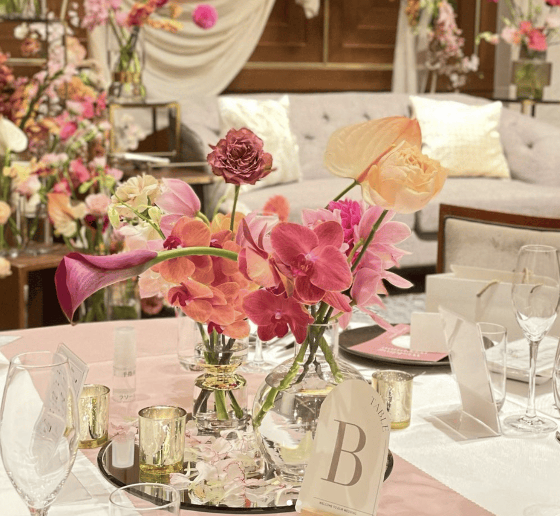 結婚式のお花選び♡人気のお花とテーブル装花のコーディネートアイデアをご紹介♩のカバー写真 0.920863309352518