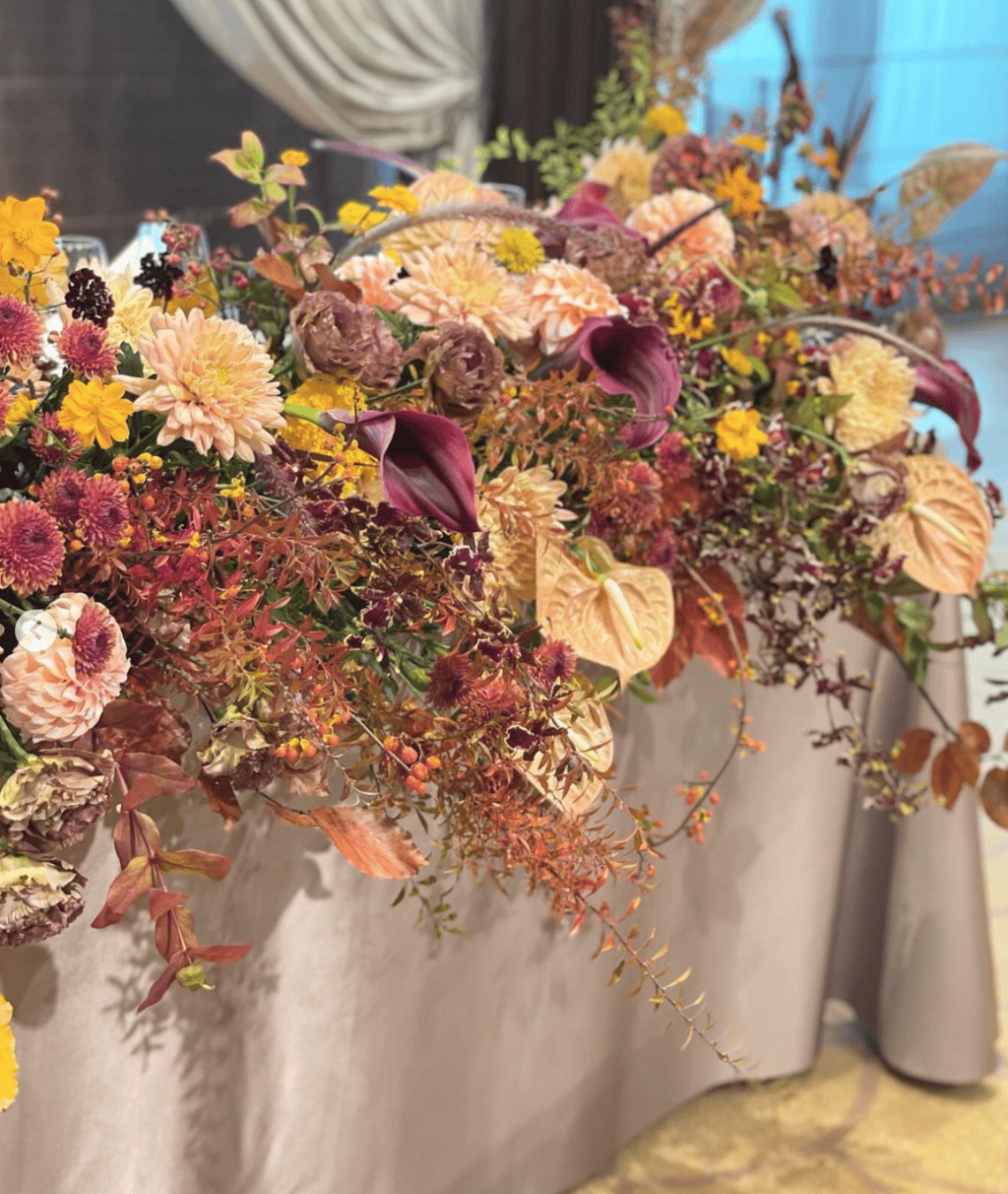 結婚式のお花選び♡人気のお花とテーブル装花のコーディネートアイデアをご紹介♩ | ウェディングニュース