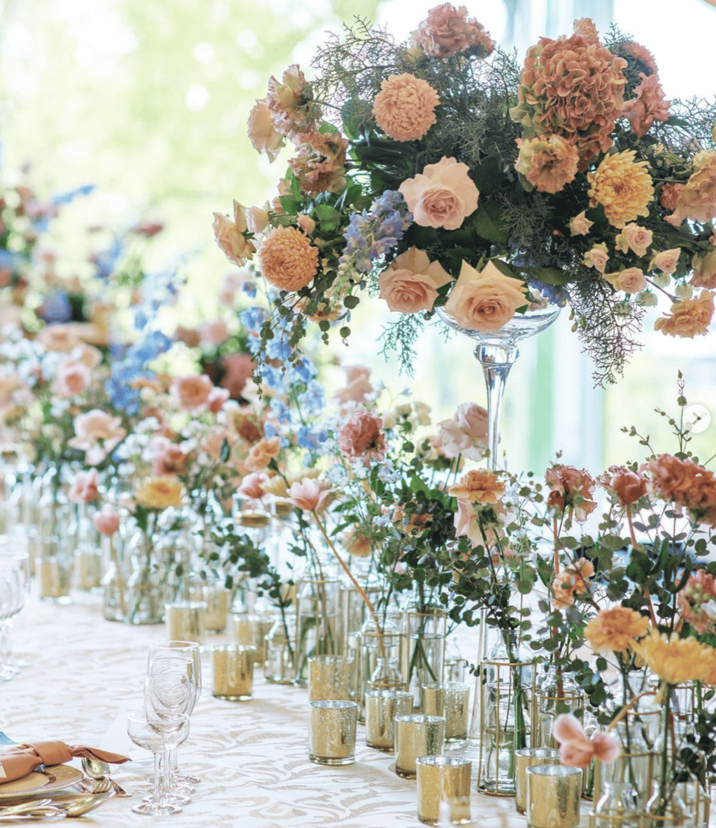 結婚式のお花選び♡人気のお花とテーブル装花のコーディネートアイデアをご紹介♩ | ウェディングニュース