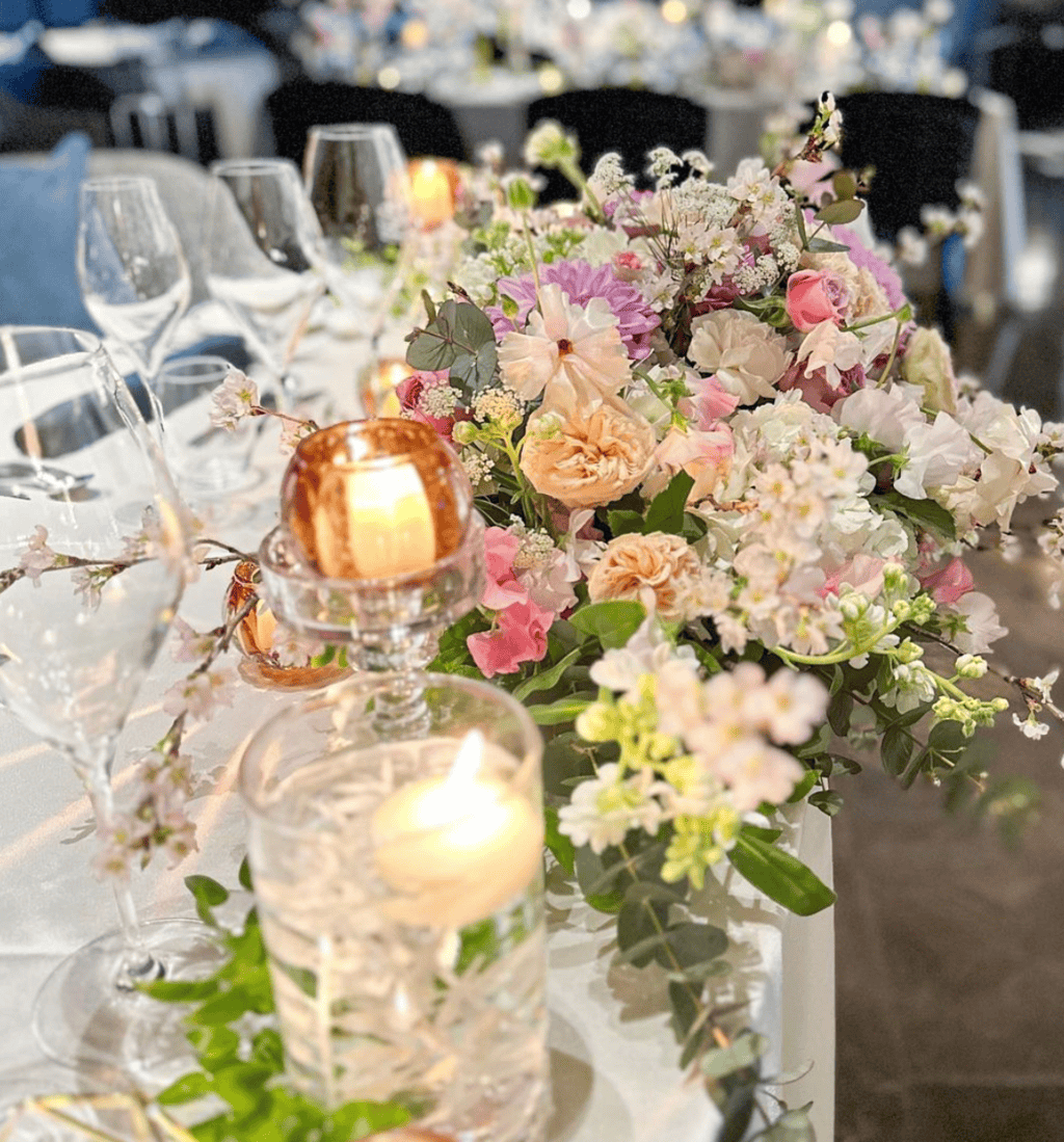 結婚式のお花選び♡人気のお花とテーブル装花のコーディネートアイデアをご紹介♩ | ウェディングニュース