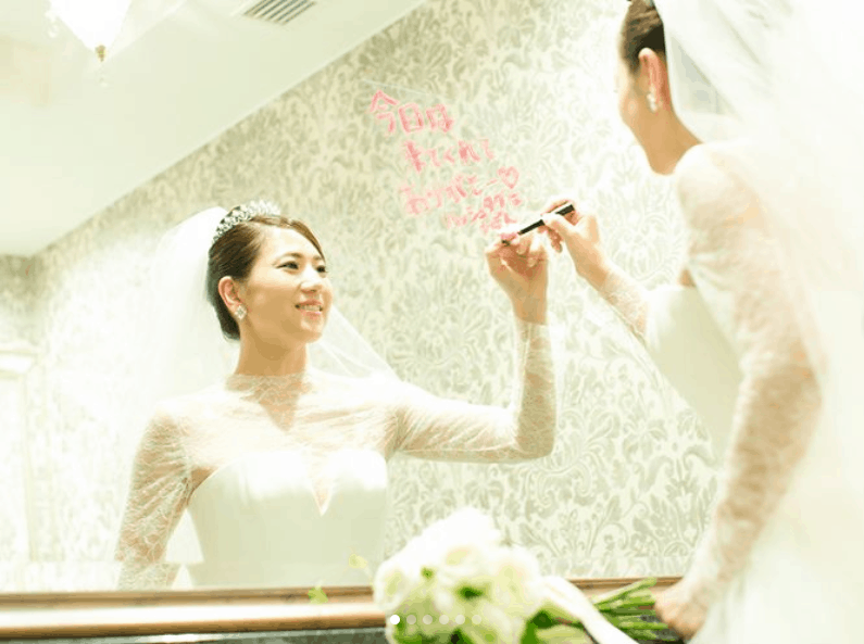 結婚式で【ミラーメッセージ】を書くのがおしゃれ♡ アイディア10選のカバー写真 0.7459119496855345