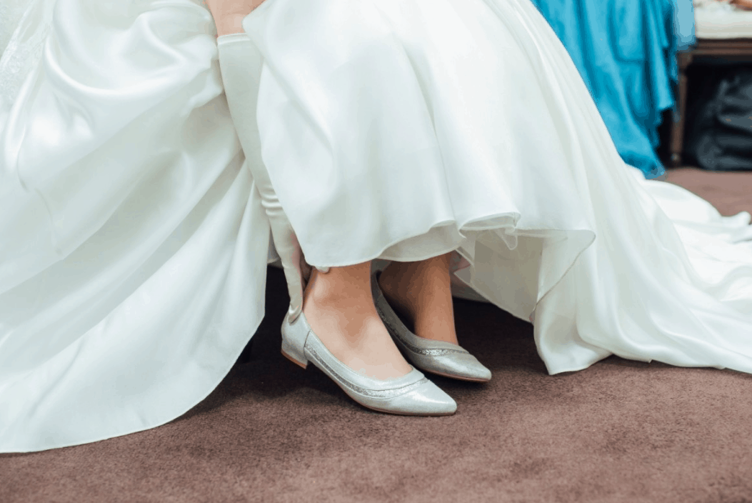 妊婦で結婚式にお呼ばれした時の靴の選び方 注意点や体験談も紹介 ウェディングニュース