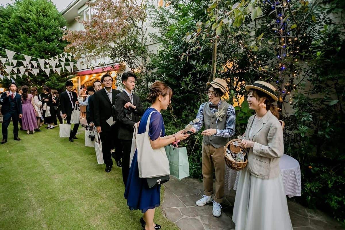 ただ渡すだけじゃない！結婚式《お見送り演出》最後までゲストをおもてなし♡のカバー写真 0.6666666666666666