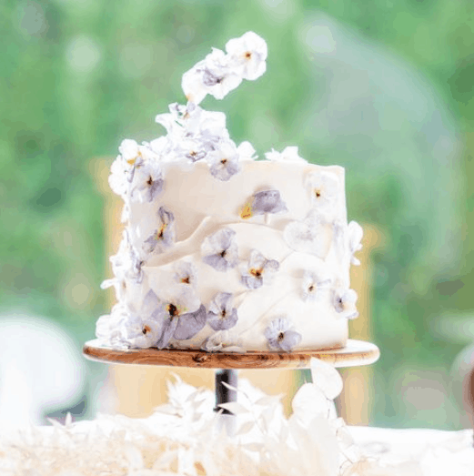 シンプル お花 のウェディングケーキがトレンド 真似したいデザイン13選 結婚式準備はウェディングニュース