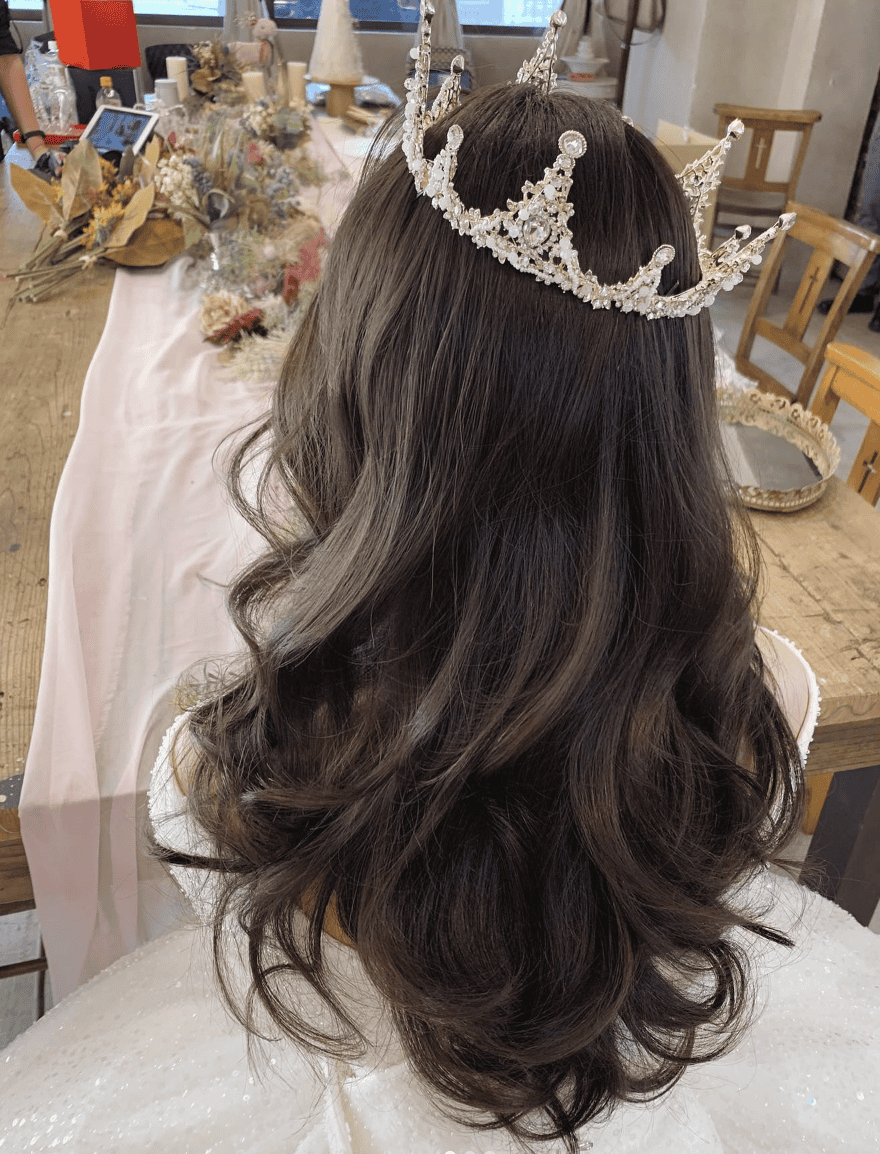 ティアラが人気再燃中♡《スタイル別》ティアラを使ったヘアアレンジ65選！ | ウェディングニュース