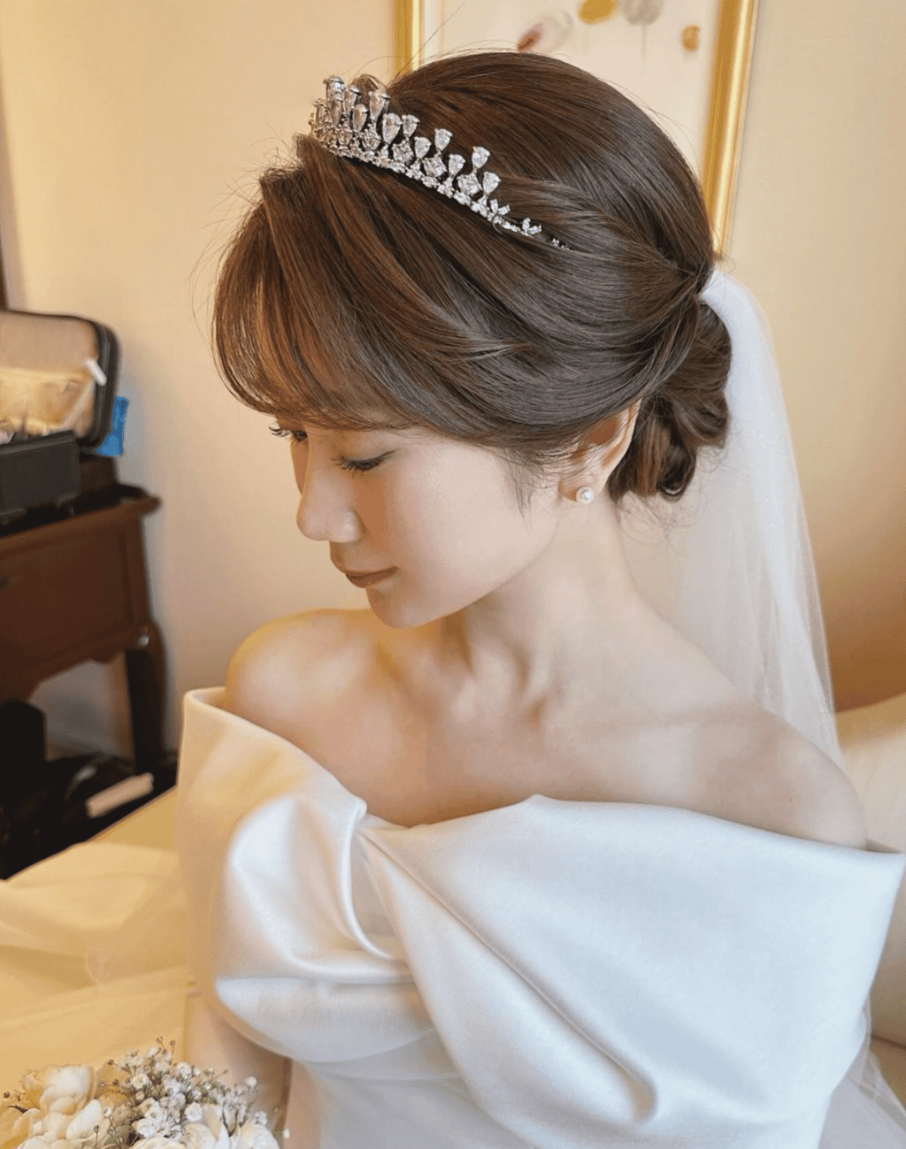 ティアラが人気再燃中♡《スタイル別》ティアラを使ったヘアアレンジ65選！ | ウェディングニュース